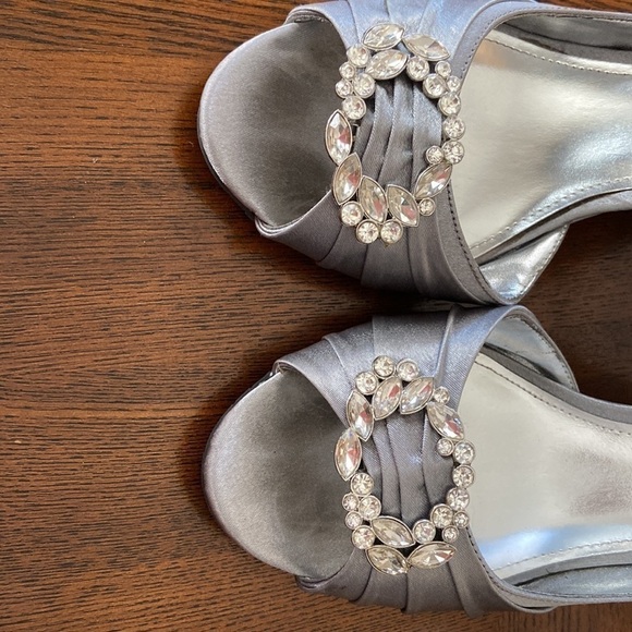 WOMEN’S Nina gray wedges size 8M rhinestones satin - Picture 2 of 11